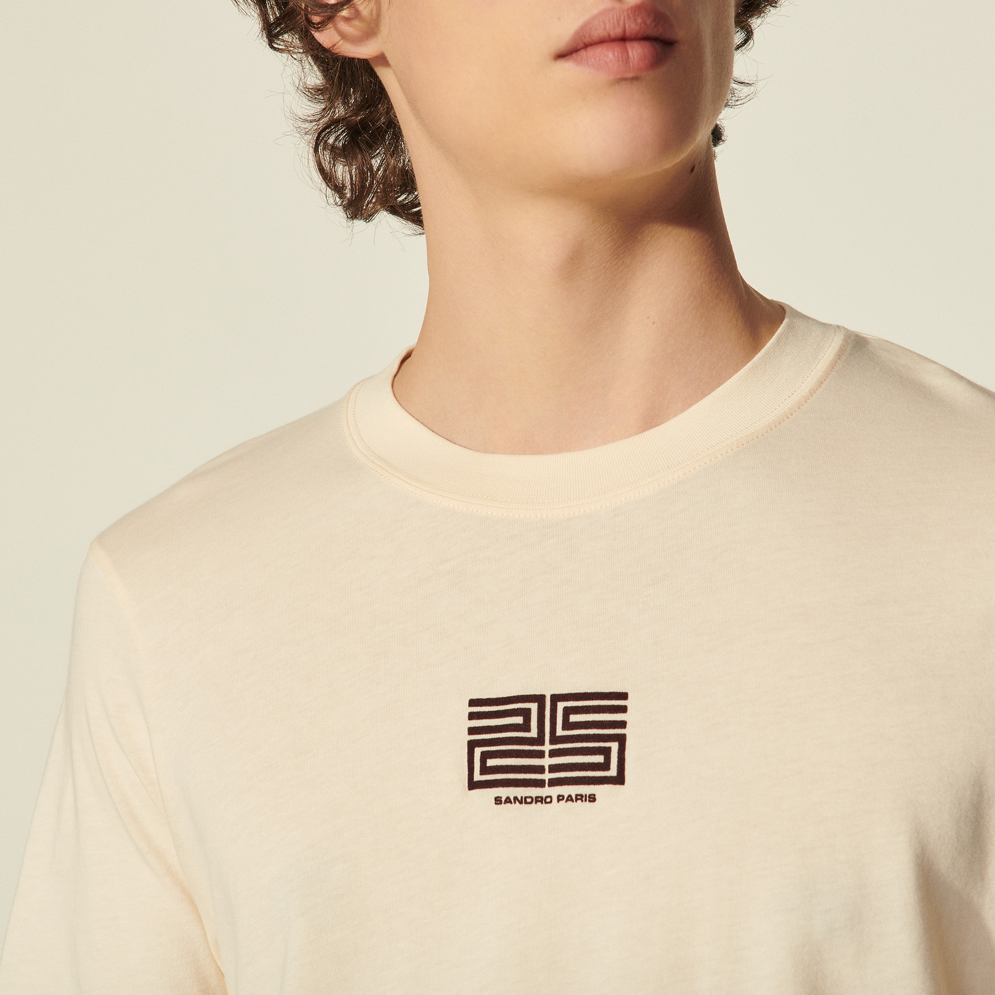 フランス発 Sandro 2025 春夏 フローラルモチーフ Tシャツ Oversized flower T-shirt blue for Men | Sandro Paris